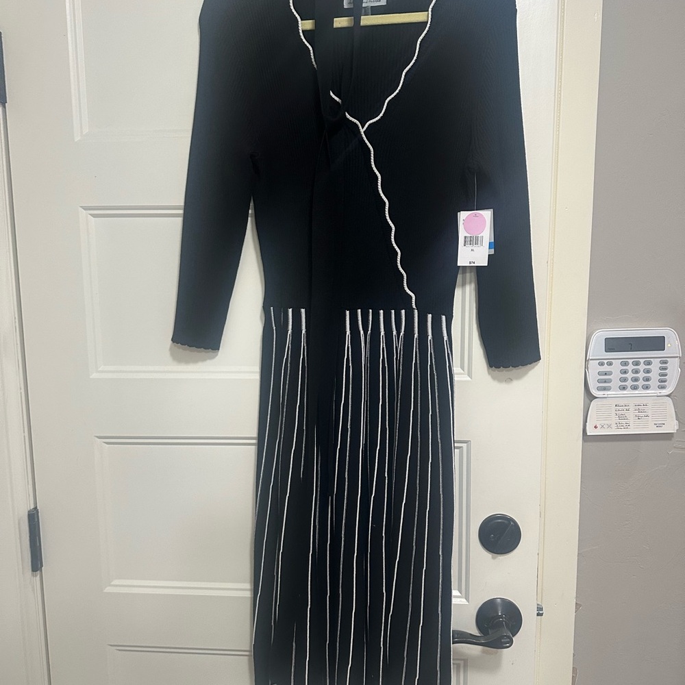 Black and Gray V-Neck Long Sleeve Sheath Dress